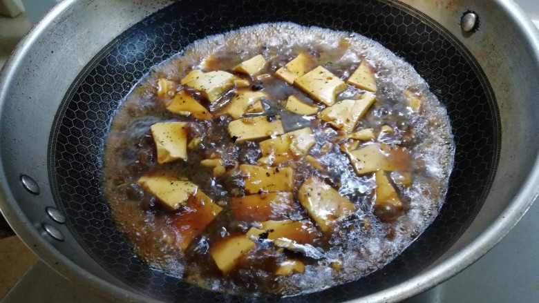 麻辣豆腐,豆腐烧熟,大火焖,加入红薯淀粉,勾芡下