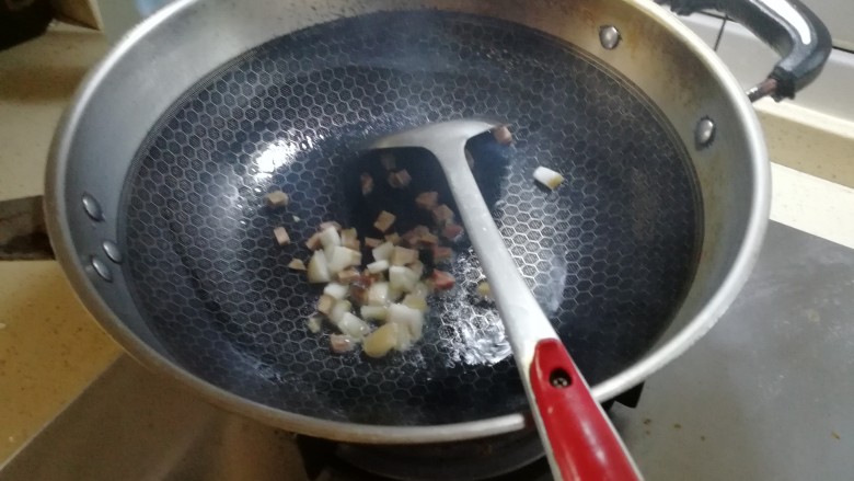麻辣豆腐,锅烧热,腊肉倒入