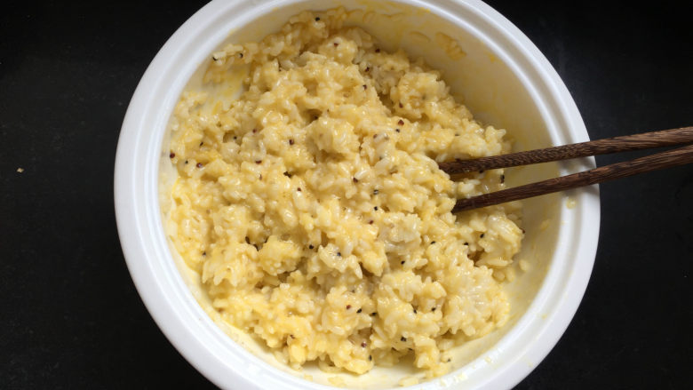 菠萝虾仁炒饭,加适量的盐和胡椒粉搅拌均匀
tips:焖米饭的时候水适量少点,偏硬一点的,炒出来的粒粒分明也好吃