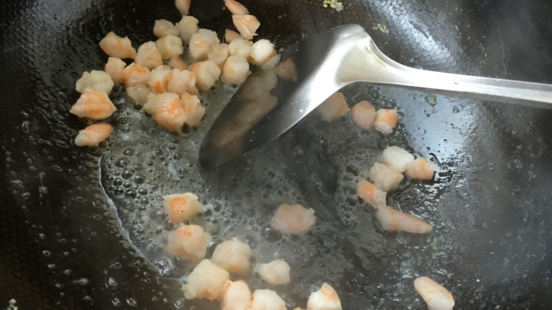 菠萝虾仁炒饭,继续倒油,放入虾仁翻炒