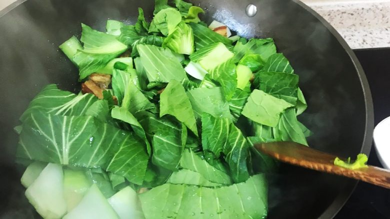 青菜炒油梭子,加入青菜叶子继续翻炒片刻