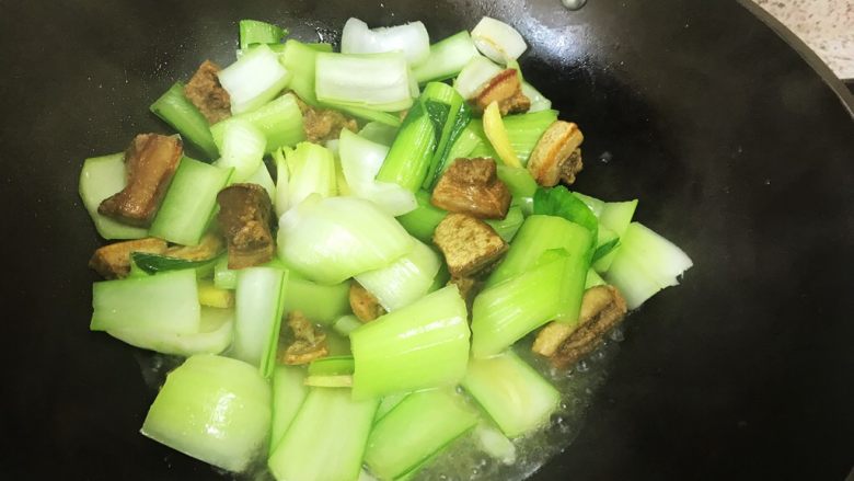 青菜炒油梭子,炒至青菜梗变翠绿，油梭子变软