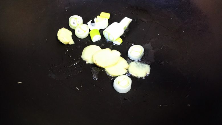 青菜炒油梭子,起油锅，放入葱姜炒香