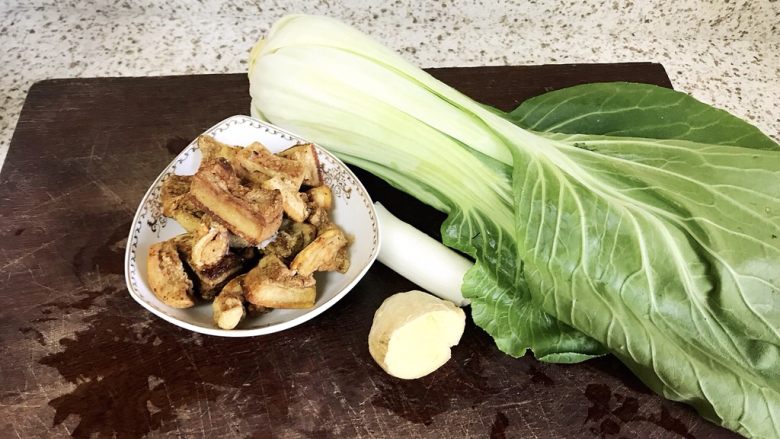 青菜炒油梭子,准备好材料