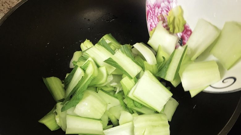 青菜炒油梭子,先放入青菜梗