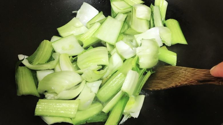 青菜炒油梭子,翻炒片刻