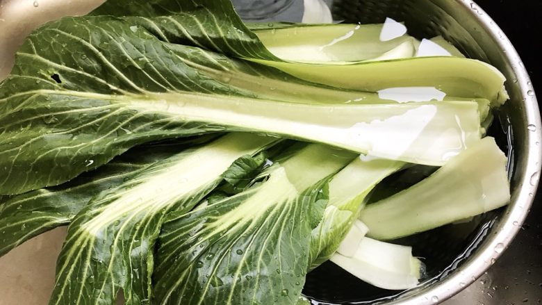 青菜炒油梭子,<a style='color:red;display:inline-block;' href='/shicai/ 3517'>青菜</a>掰开浸泡一会儿，洗净