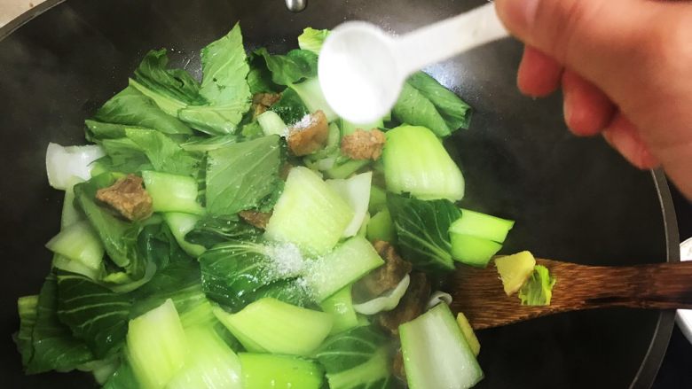 青菜炒油梭子,炒至青菜叶子稍软调入适量<a style='color:red;display:inline-block;' href='/shicai/ 10588'>糖</a>和盐