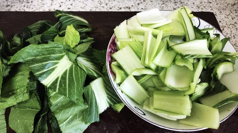 青菜炒油梭子,切块，叶和梗分开放