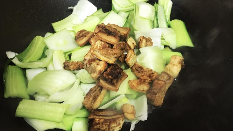 青菜炒油梭子,加入油梭子