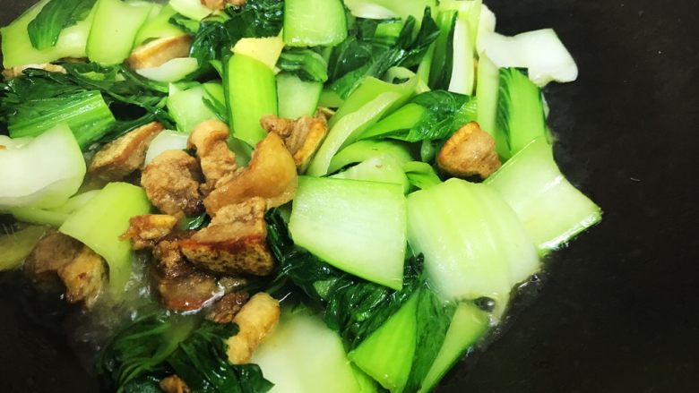 青菜炒油梭子,翻炒入味收干汤汁即可