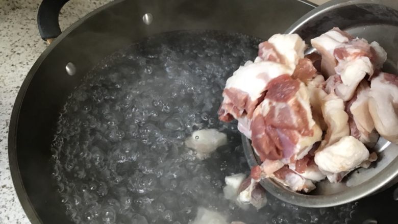 豆筋烧肉,焯水