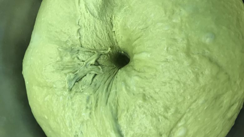 火腿芝士手撕面包,发酵至2倍大,中间戳个洞不塌陷表示发酵完成