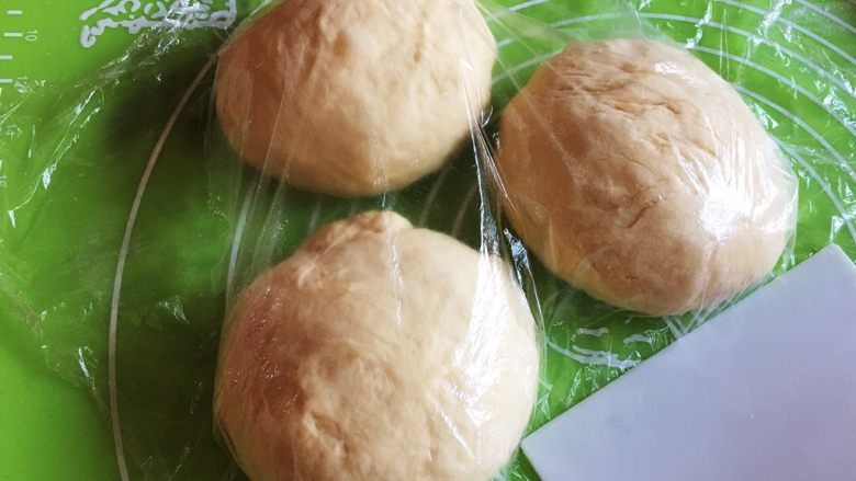 酸奶吐司面包,分成三个剂子,盖上保鲜膜静置20分钟。