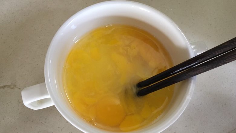 番茄炒鸡蛋,打散加入1小勺水