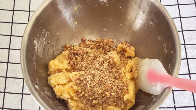 辅食24M➕:核桃酥,加入核桃碎,用手或者刮刀搅拌均匀即可,(不要过度揉捏,避免过度起筋)