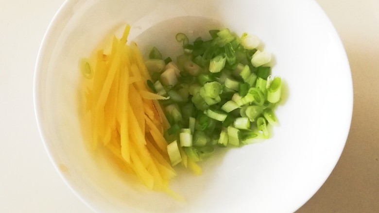 花菜炒牛肉丝,生姜葱洗干净，姜切丝，葱切碎