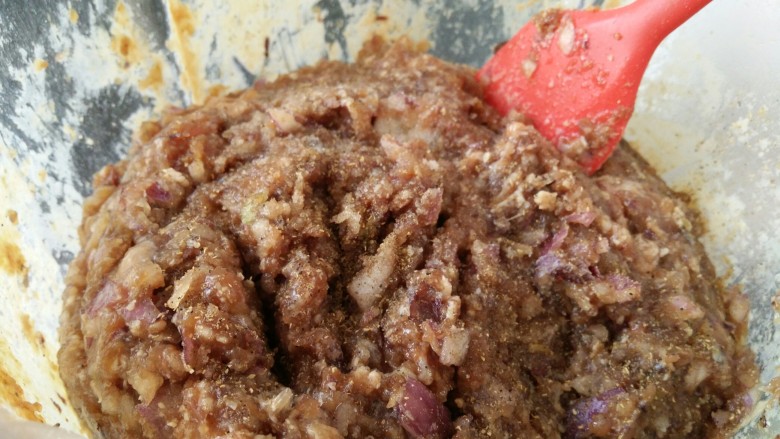 牛肉馅饼,加适量的<a style='color:red;display:inline-block;' href='/shicai/ 12043'>花椒粉</a>,拌匀即可(牛肉中本来就有肥的部分,所以我没放油)