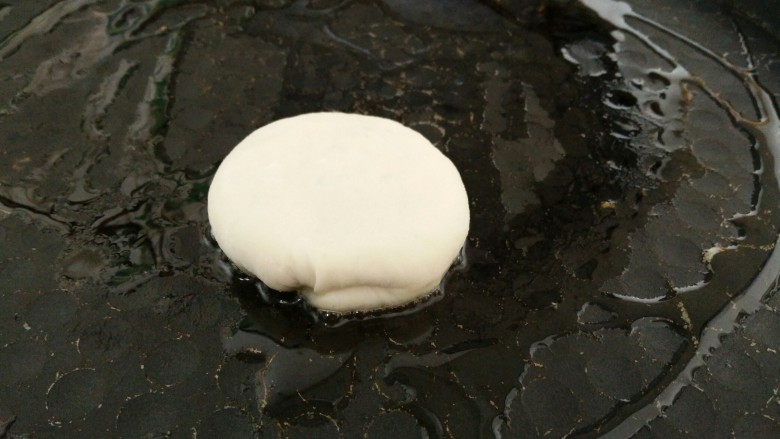 牛肉馅饼,电饼铛里放油烧热放进包好的牛肉包