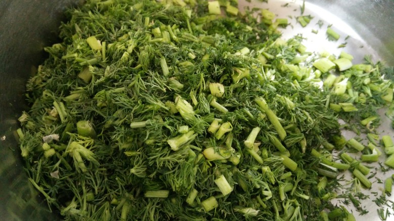 茴香素蒸包,我们将茴香菜洗干净,控干水分切成末备用