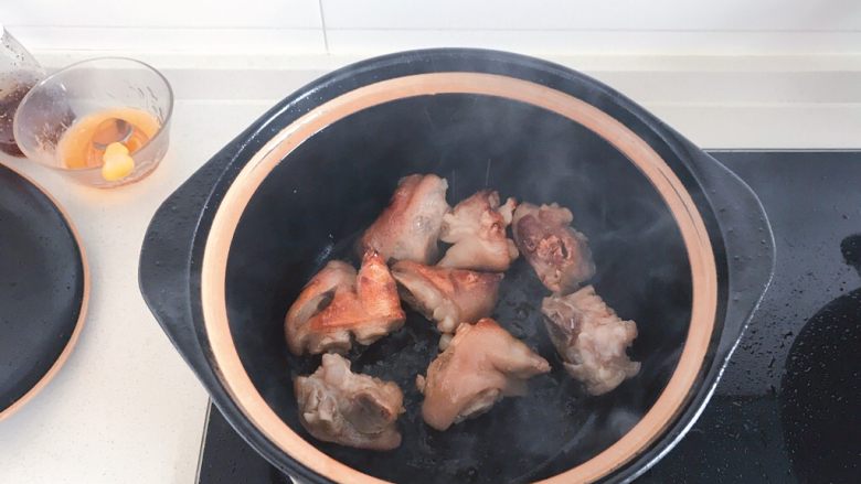 红烧猪蹄,这时候就可以放入猪蹄了,快速翻炒使猪蹄上色,不要炒糊了。中小火就行。