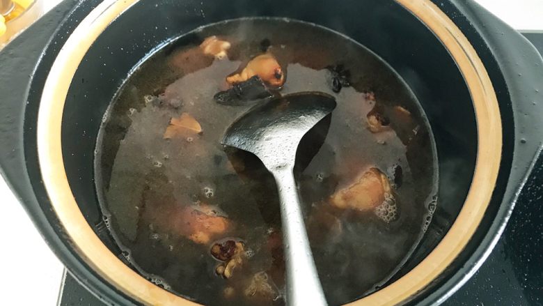 红烧猪蹄,然后就可以添汤了,要加入开水。