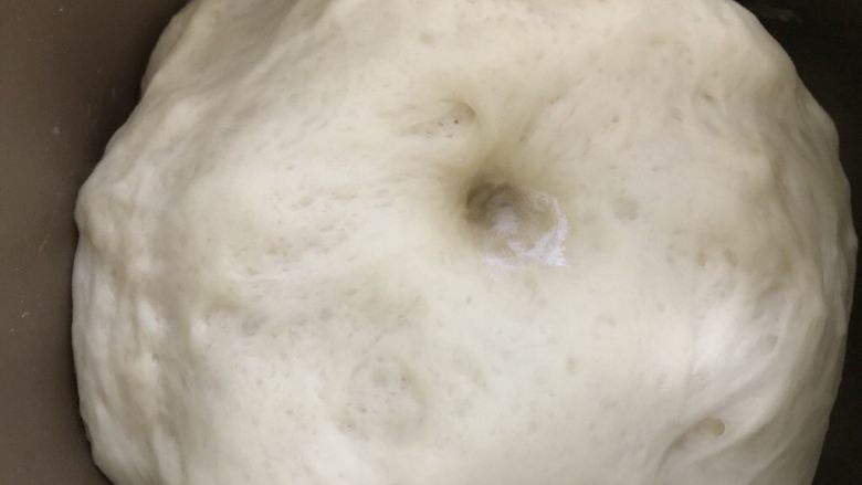 椰蓉面包,面团发酵至原来两倍大后,手指沾面粉在面团上捅一个洞,不回缩就可以了。