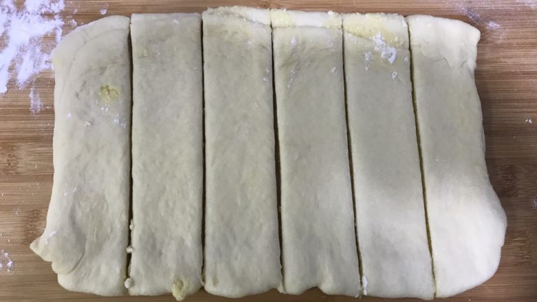 椰蓉面包,用刀平均切成6份儿。