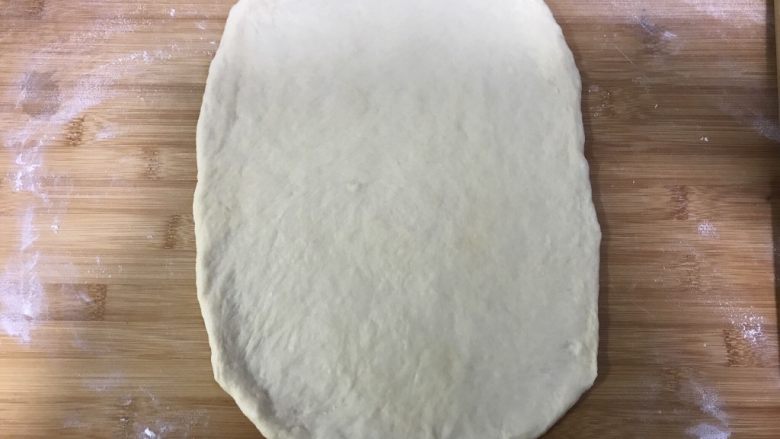 椰蓉面包,把面团擀成长方形。