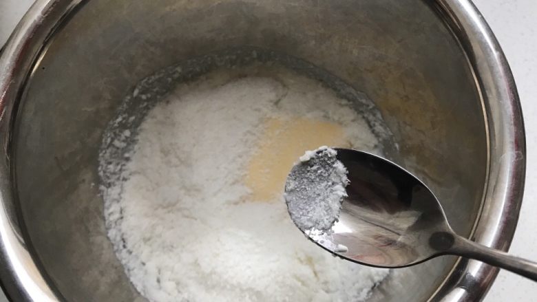 椰蓉面包,发酵面团的时候我们来做椰蓉馅儿，软化好的黄油放入白砂<a style='color:red;display:inline-block;' href='/shicai/ 10588'>糖</a>搅拌至白砂<a style='color:red;display:inline-block;' href='/shicai/ 10588'>糖</a>融化，加入牛奶搅拌均匀，再分次加入蛋液。