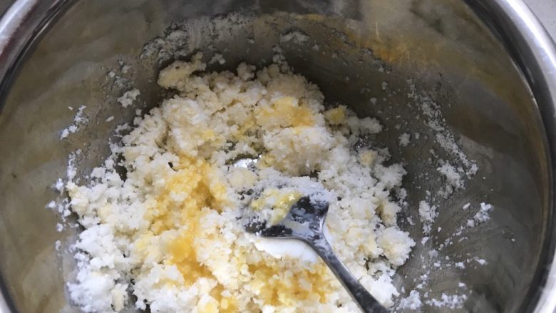 椰蓉面包,每加一次都要搅打均匀,再继续加入蛋液,搅拌均匀后加入椰蓉搅拌均匀。