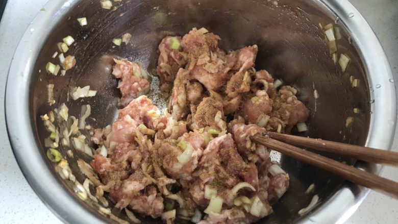 野菜包子,把葱姜末和肉一起搅拌,仍然顺着一个方向搅拌,加入五香粉,还可以再加点白胡椒粉,稍加一点就行。