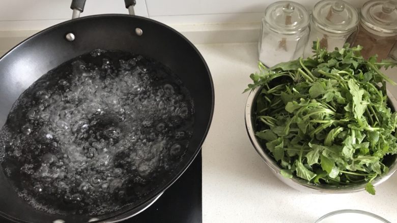 野菜包子,发酵面团的时间里我们来做包子馅儿,把荠菜用开水焯一下去生味和苦涩味,顺便也杀菌,毕竟是连根从土里挖出来的。