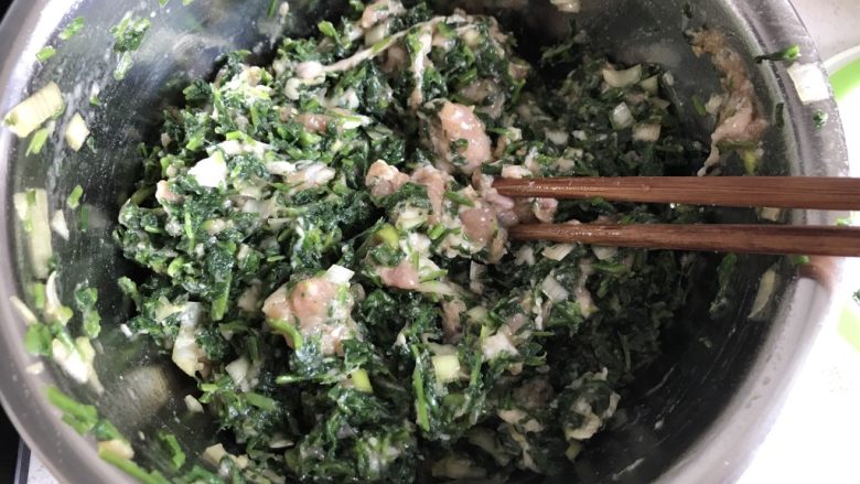 野菜包子,顺着一个方向搅拌均匀,加入食用油继续搅拌均匀,如果觉得包子馅儿太干,大家可以少加一点水。