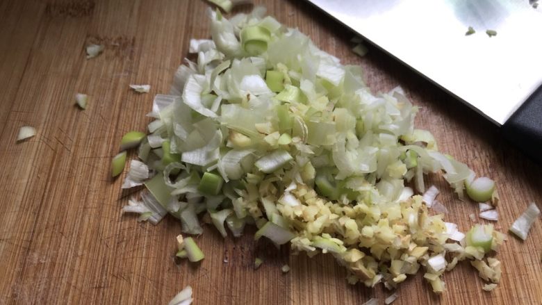 野菜包子,葱姜切碎,葱可以多一点,姜不要放太多,否则姜味浓就吃不出野菜包子的香味了。