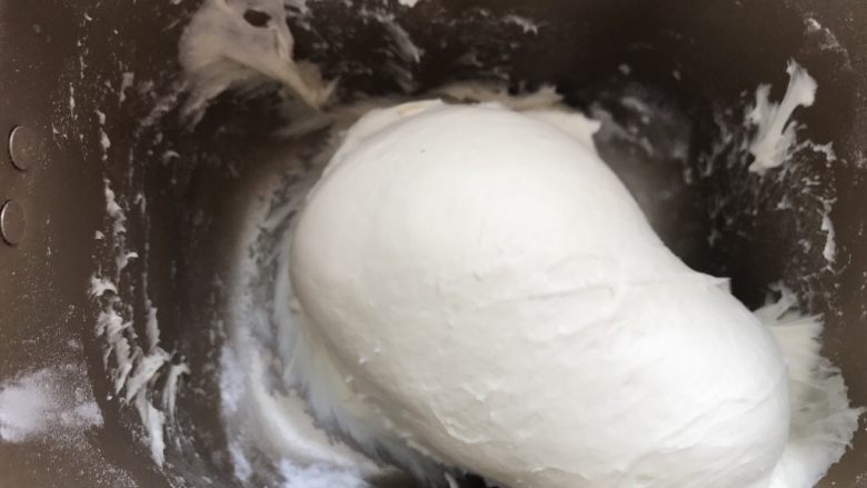 野菜包子,启动和面程序把面揉匀,我懒得揉,直接扔面包机里和面了。面和好以后直接在面包机里发酵了。