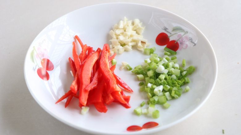 洋芋擦擦,红椒切成丝,大蒜切片,<a style='color:red;display:inline-block;' href='/shicai/ 157'>小葱</a>切碎备用;
