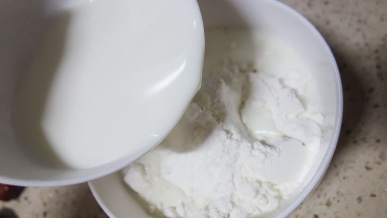 不用揉面懒人快手发糕 辅食10M+牛奶红枣发糕,将剩下的175f牛奶倒入面粉里,如果一岁以内的孩子请使用配方奶或者水