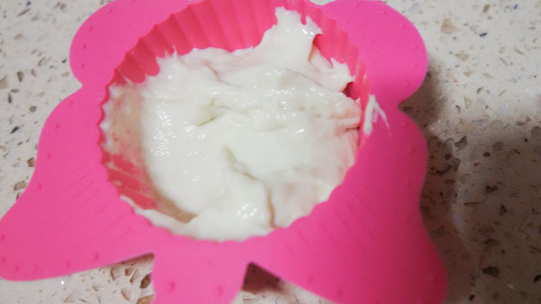 不用揉面懒人快手发糕 辅食10M+牛奶红枣发糕,将面糊用勺子勺进模具里,大概是模具一半的量