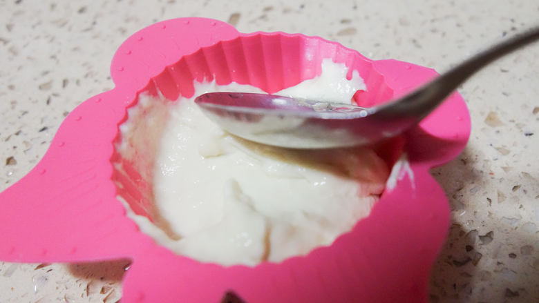 不用揉面懒人快手发糕 辅食10M+牛奶红枣发糕,用勺子粘一点水,然后用勺背轻轻将发糕弄平整,这样做好之后会比较漂亮
