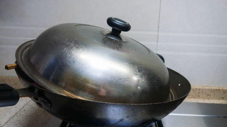不用揉面懒人快手发糕 辅食10M+牛奶红枣发糕,因为我没有盖保鲜膜,蒸的时候有水汽滴落到发糕表面会很难看,我就用一根筷子将锅盖倾斜,这样水就往一边走了,不会滴落在发糕上,但是因为锅盖有点开着所以蒸的时间也比较久,大概要15-20分钟。蒸的时间看你发糕的大小决定时间长短,我这个是小杯子也会比较快