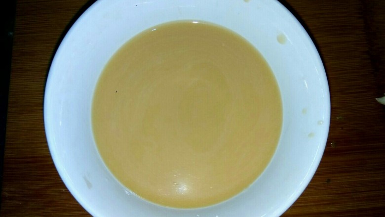 西芹虾仁,小碗中放入一勺<a style='color:red;display:inline-block;' href='/shicai/ 788'>生抽</a>,一勺淀粉,适量盐,适量清水,调匀