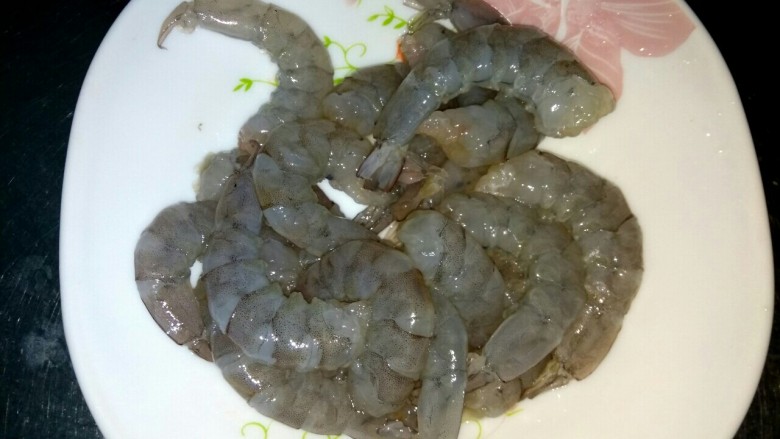 西芹虾仁,去虾头,去下线,去虾皮