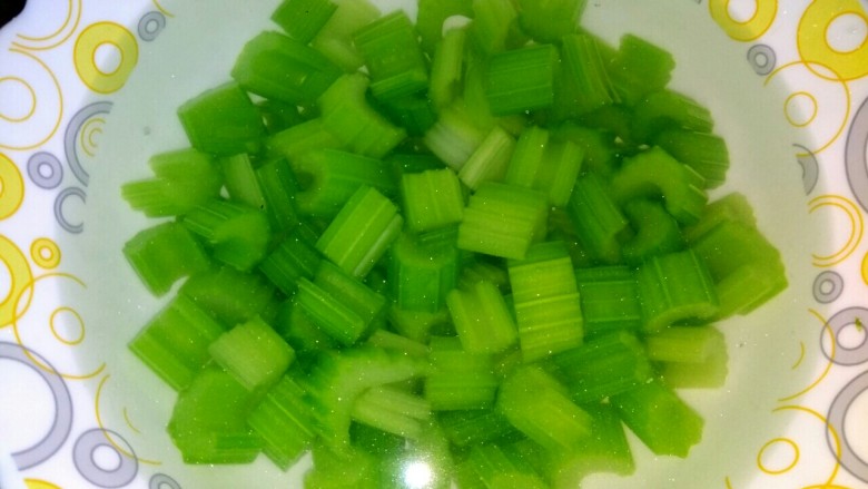 西芹虾仁,捞出放入冷水中,换两次水冲洗,使西芹迅速冷却,保持脆绿