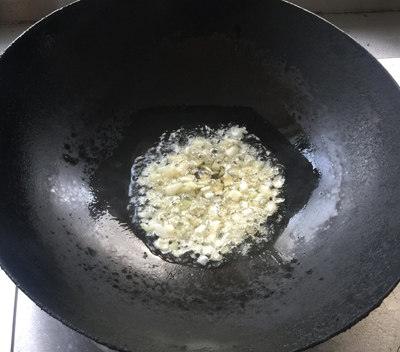 三鲜凉粉,葱、、姜、蒜炒出香味