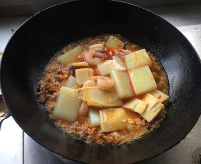 三鲜凉粉,放入春笋、虾仁、凉粉、开水及调料，小火烧入味