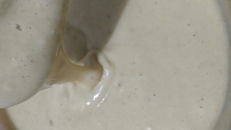 鲜香美味的香蕉松饼,搅拌均匀,浓度像这种的时候就差不多了。