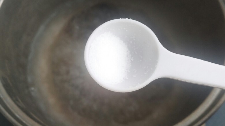 香椿豆腐,热锅烧水,加少许盐。