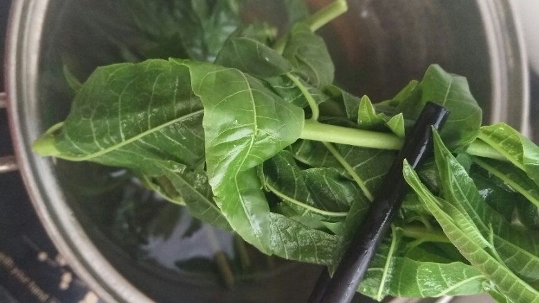 香椿豆腐,香椿变成翠绿色捞出,这个过程很快,几十秒就完成了。