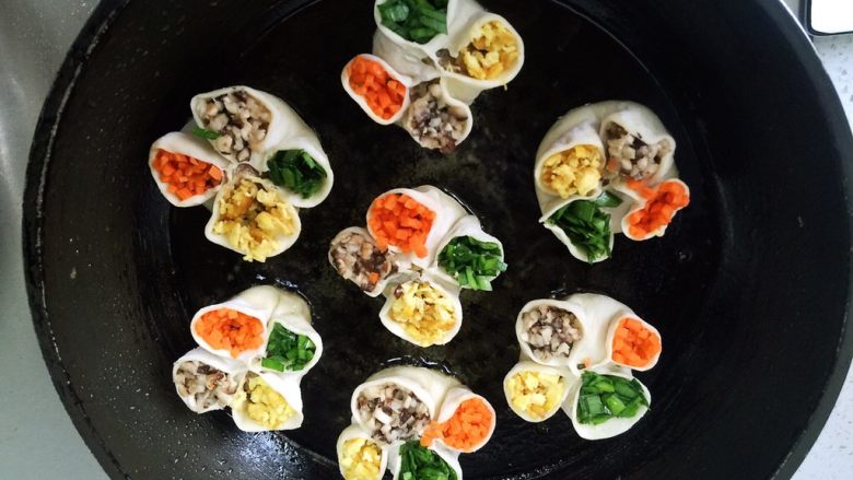 花式牛肉煎包,热锅烧菜籽油,把包子底部煎黄后加水没过包子底部,盖盖儿继续煎,水收干了就👌了